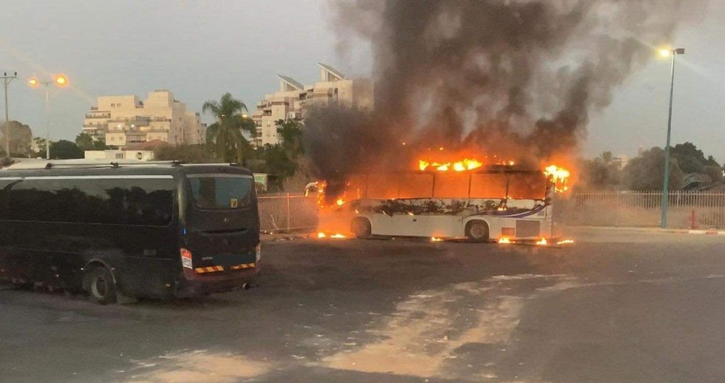 نيران الرملة لا تهدأ.. الحريق الثالث في حافلة خلال أيام وتحذيرات من الانفجار