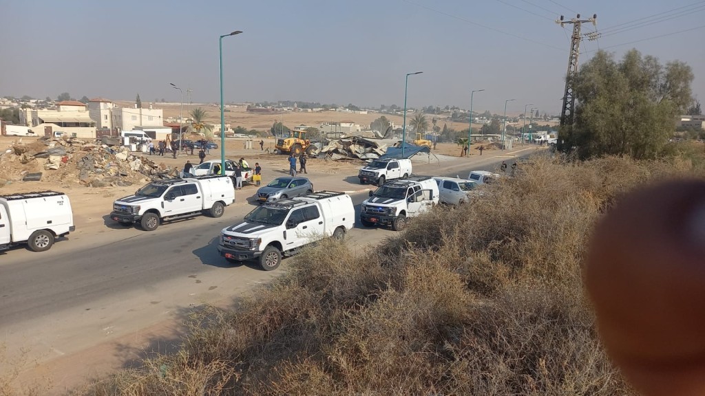 بداخلها 16 طفلًا.. الجرافات الإسرائيلية تهدم منزلين في رهط