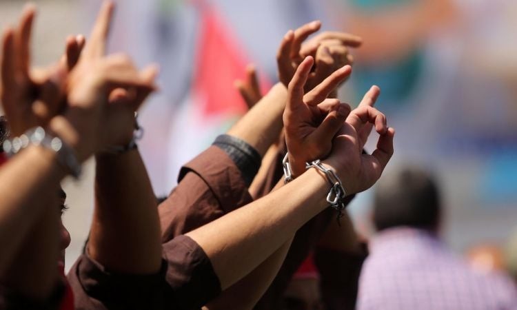الحركة الأسير تعلن النفير العام..ومصلحة السجون تُنكل بالأسرى