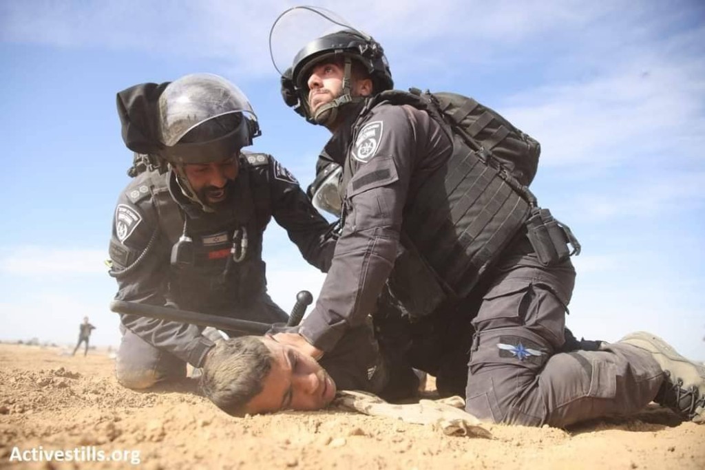 حملة اعتقالات هائلة.. بالفيديو: إسرائيل تشن حرب اعتقالات ضد شبان وأطفال النقب فجر اليوم
