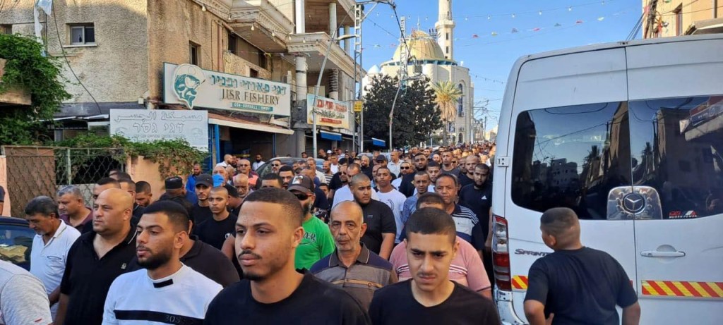 العشرات يشيعون ضحية جريمة إطلاق النار في جسر الزرقاء