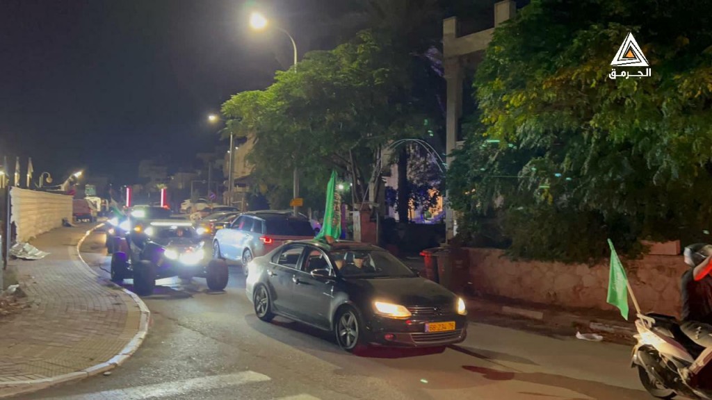 العشرات يشاركون في مسيرة سيارات بأم الفحم رفضًا للعدوان على الضفة