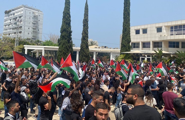 كيف علّق نشطاء على تمرير قانون حظر رفع العلم الفلسطيني في المؤسسات؟