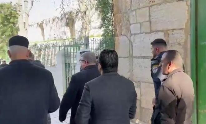 الطيبي يؤكد أن منع السفير الأردني دخول الأقصى محاولة للمسّ بالوصاية الهاشمية عليه