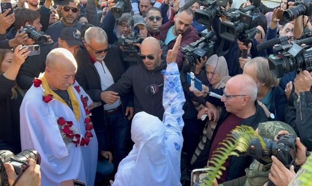 ماهر يونس في اللحظات الأولى بعد تحرره.."كان الأمل أن أرى الوطن حرًا بعد 40 عامًا"