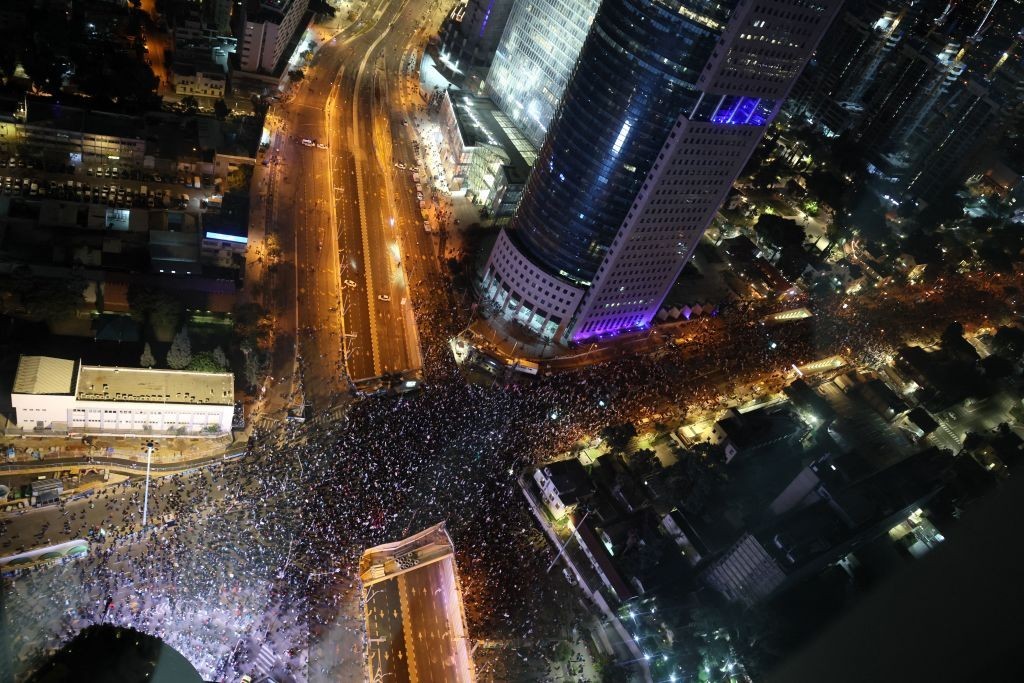 في "تل أبيب" والقدس وحيفا وبئر السبع..الآلاف في "إسرائيل" يواصلون احتجاجاتهم ضد حكومة نتنياهو