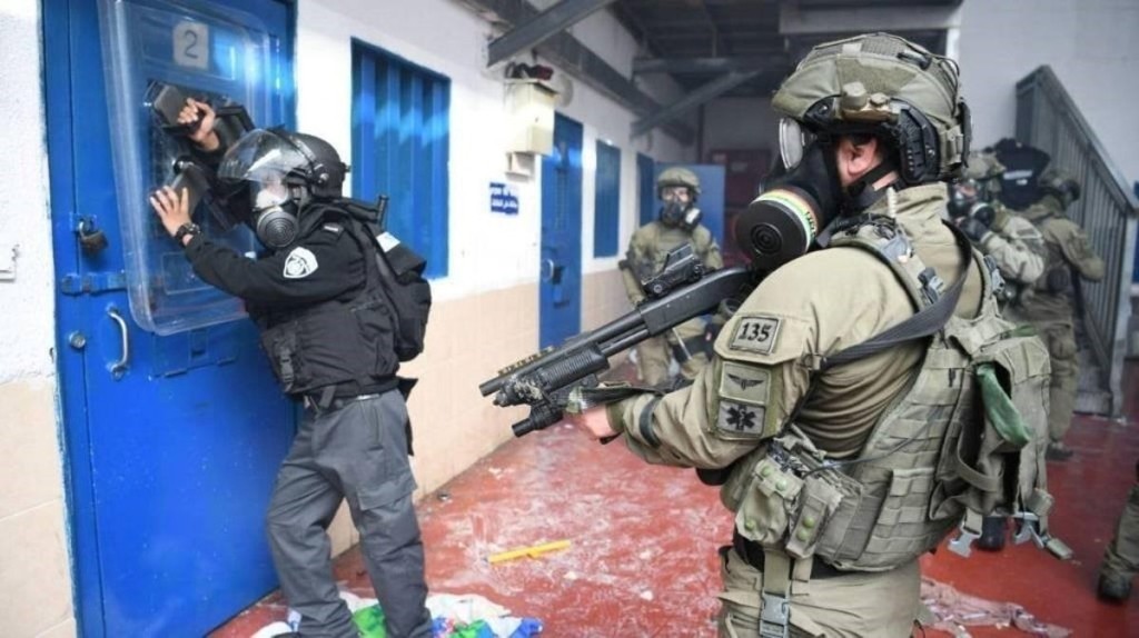 سجانو "الدامون" يقتحمون قسم الأشبال ويعتدون عليهم ويفرضون مجموعة من العقوبات