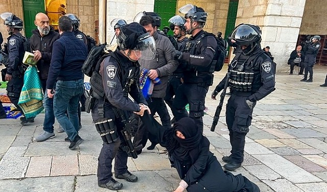 ميزان تؤكد..الاعتداء على المعتكفين في الأقصى انتهاك صارخ للقانون الدولي والقرارات الأممية