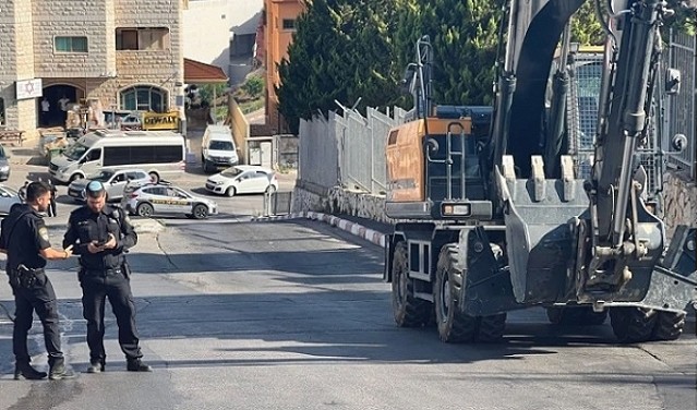 الجرافات الإسرائيلية تهدم منشأة فلسطينية بمدينة أم الفحم بحجة عدم الترخيص