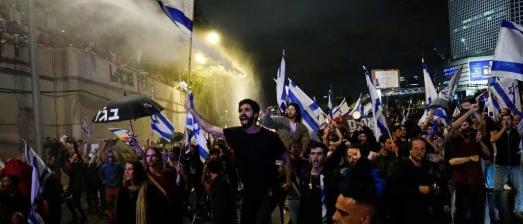 إسرائيليون يتظاهرون في تل أبيب للمطالبة بإعادة المحتجزين الإسرائيليين