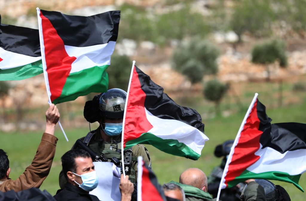 وزير إسرائيلي يقدم اقتراحًا لتجنيد الفلسطينيين بأراضي48