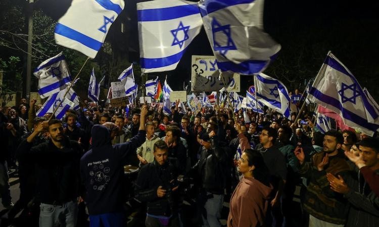 عائلات المحتجزين الإسرائيليين ومحتجون آخرون يتظاهرون للمطالبة بإبرام صفقة
