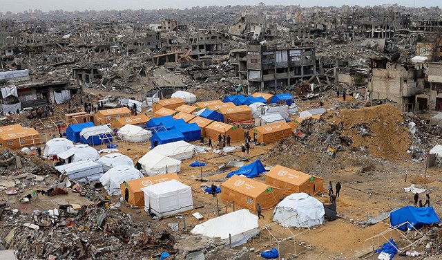 مقال إسرائيلي: الهجرة الطوعية من غزة ستكون بالتجويع أو بالعودة للقتال