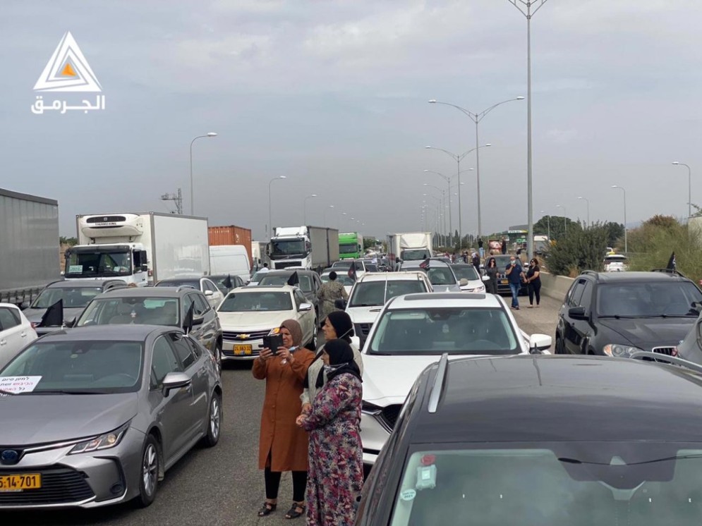 فيديو..قافلة مركبات تعطل حركة السير في "إسرائيل" احتجاجًا على تفشي الجريمة