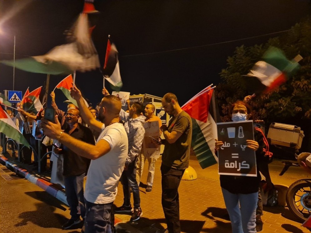 العشرات يتظاهرون أمام كابلان تضامنًا مع الأسرى المضربين عن الطعام