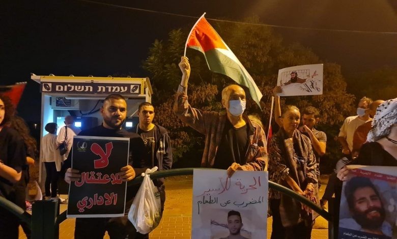 العشرات يتظاهرون أمام سجن الرملة للتضامن مع الأسرى المضربين