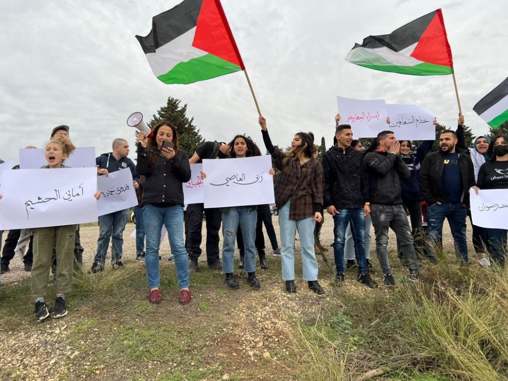 بالفيديو.. العشرات يتظاهرون أمام سجن الدامون تضامنًا مع الأسيرات الفلسطينيات