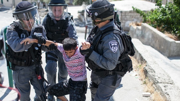 يد مكسورة وحبس.. شهادات حول تعامل الشرطة "الإسرائيلية" مع الأطفال الفلسطينيين بالنقب