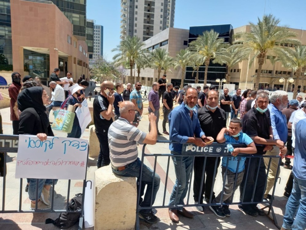 بالتزامن مع المحكمة..عشرات الأهالي يحتشدون أمام محكمة بئر السبع المركزية