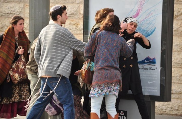 مستوطنون يهاجمون فلسطينية وسط يافا