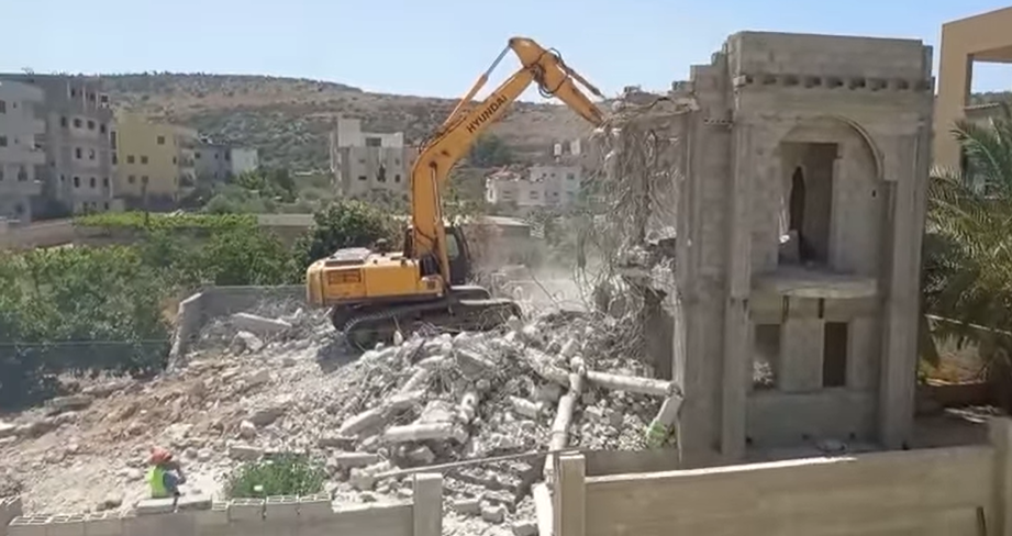 مجزرة هدم تقترب.. منزل نبيل عمرور بالطيبة يصبح ركامًا بأوامر "إسرائيلية"