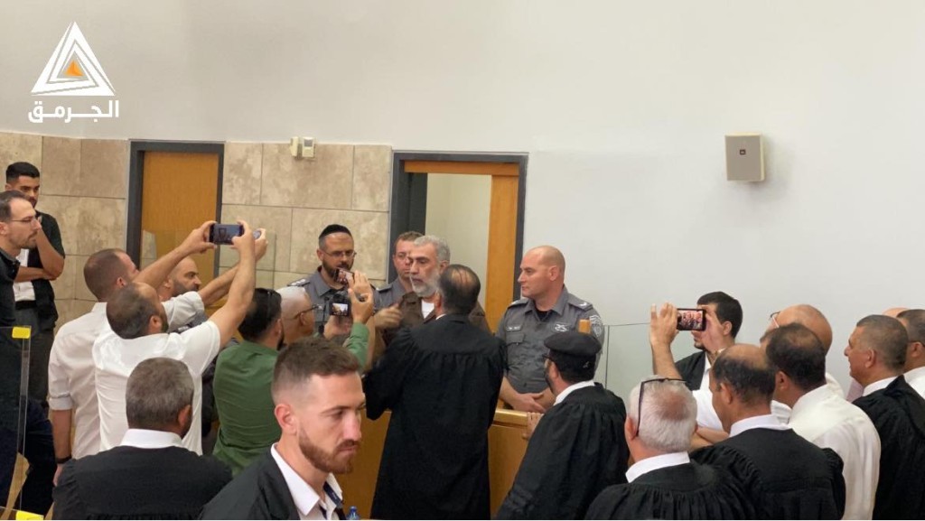 "الأقصى يستحق".. كمال الخطيب يحضر محكمته بمعنويات عالية والجلسة تؤجل للأحد