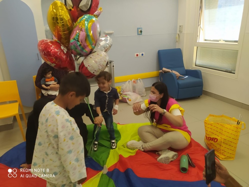 نشطاء يافا يساندون أطفال غزة في مستشفى "فولفسون"