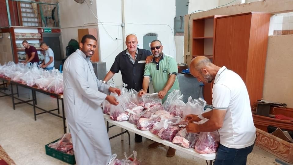مؤسسة الثقافة والتطوير بعكا توزع أكثر من طن لحوم في أول أيام عيد الأضحى