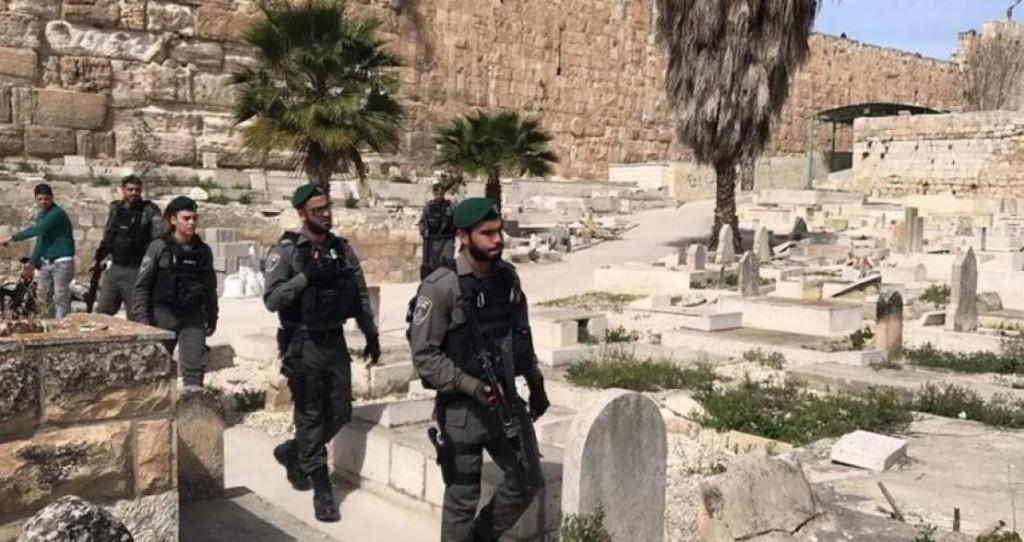 بعد ساعات من دفنها.. الاحتلال ينبش قبر طفلة في الخليل