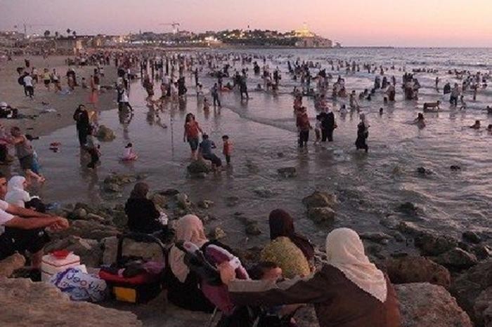 فلسطينيون في أرض آبائهم وأجدادهم..واللص الوقح
