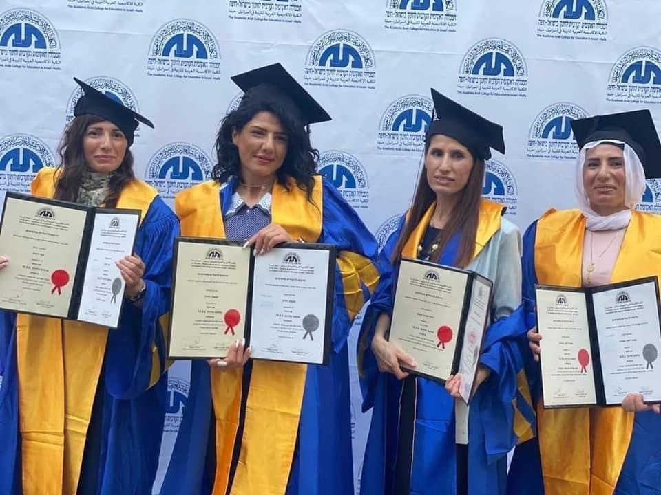 شقيقات حرفيش.. حكاية عائلة فلسطينية تهرول للعلم بكل أجيالها