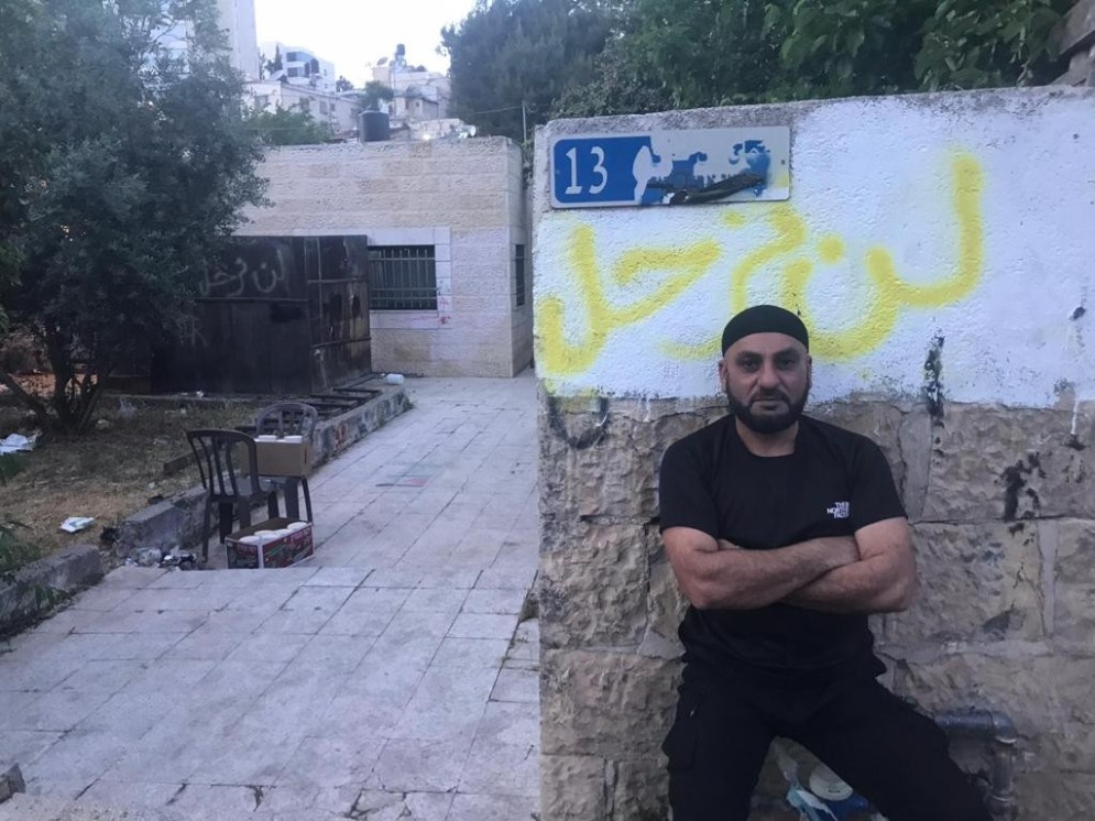 بعد ضربه والتنكيل به.. "إسرائيل" تمدد اعتقال المرابط أشرف أبو علي من قلنسوة