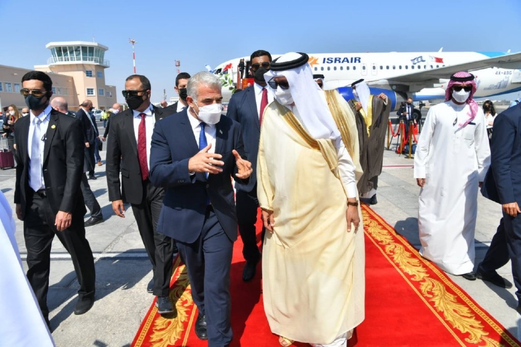لبيد يصل المنامة وسط غضب شعبي بحريني