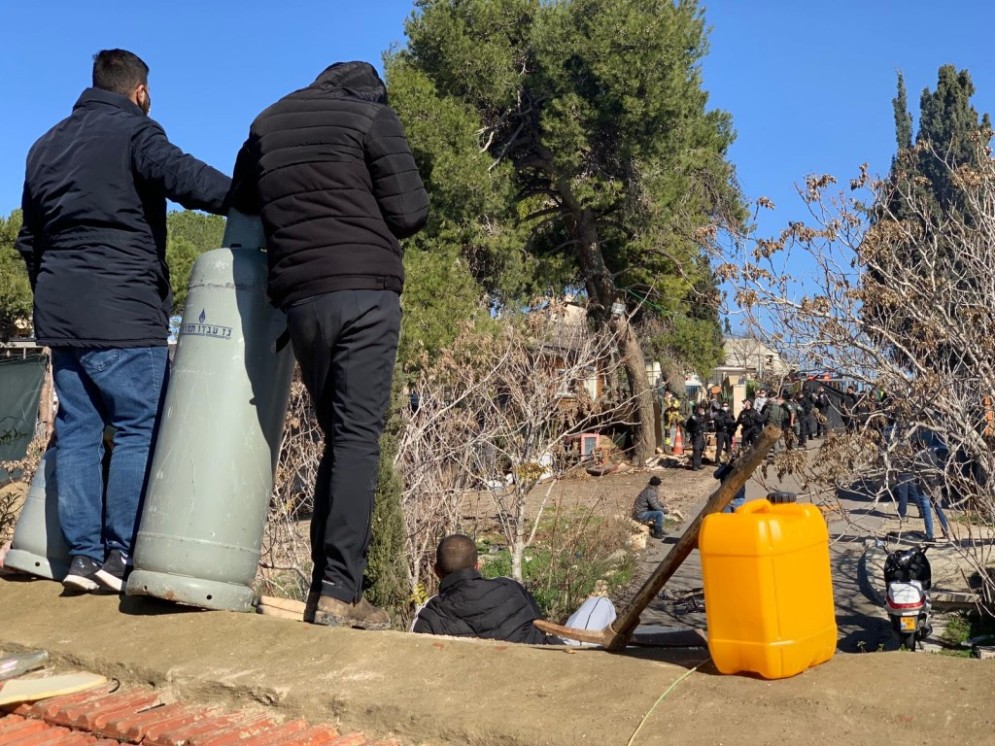 ساعات مصيرية بالشيخ جراح.. أفراد عائلة فلسطينية يهددون بحرق أنفسهم رفضًا لإخلاء البيت
