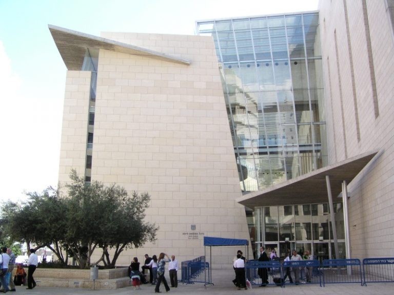 بتهمة "التواصل مع عميل أجنبي"..الشاباك يقدم طلب تشديد عقوبة الحبس المنزلي ضد شابة من حيفا والمحامي يستأنف