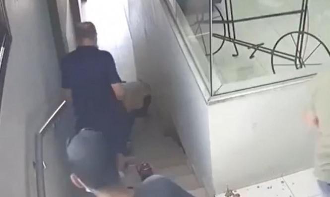 بالفيديو| قائد وحدة مكافحة الجريمة بالشرطة الإسرائيلية ترك فلسطينيًا ينزف حتى الموت في كفركنا