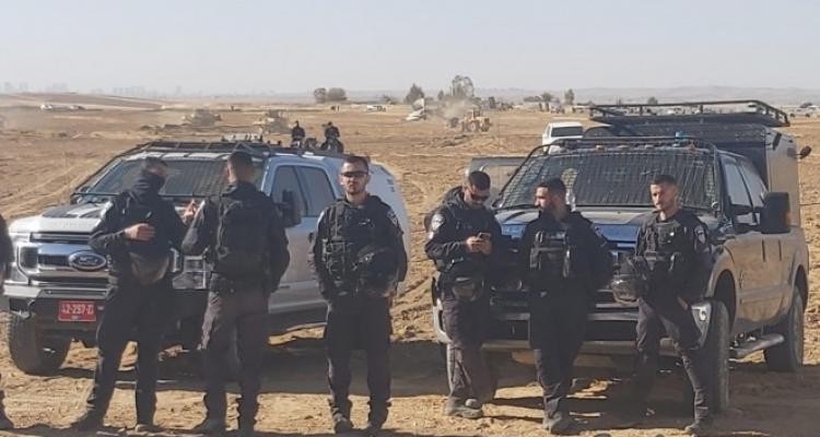 اعتدت على الأطفال وقلعت عين أحدهم.. شرطة "إسرائيل" تنكل بأهالي قرية ترابين الصانع بالنقب