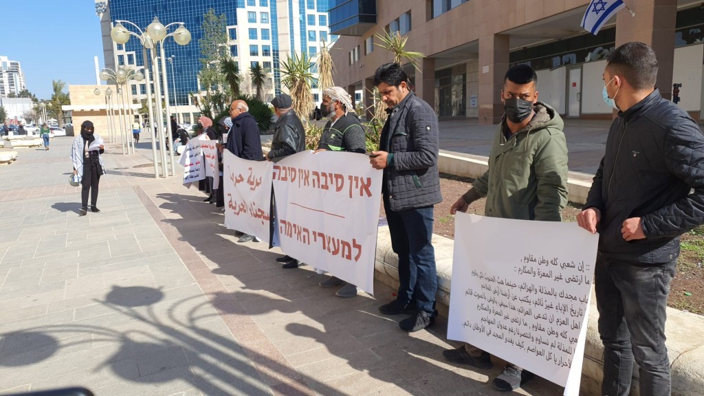 بالفيديو| لليوم التاسع على التوالي..وقفة في بئر السبع للمطالبة بإطلاق سراح معتقلي هبة النقب