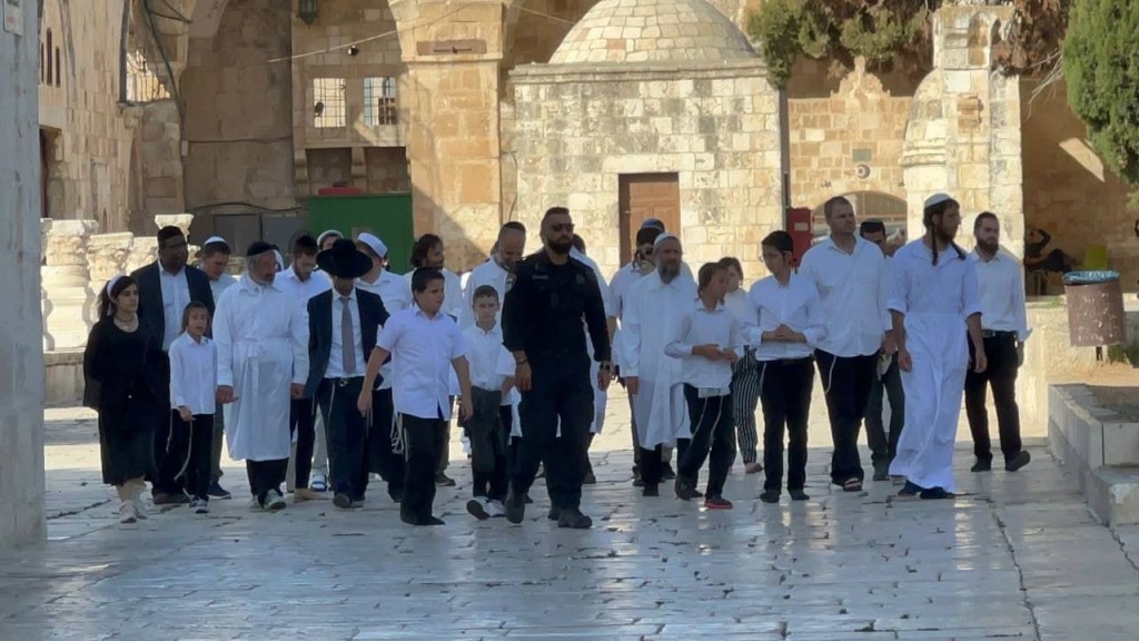 أكثر من 450 مستوطنًا اقتحموا باحات الأقصى منذ صباح اليوم