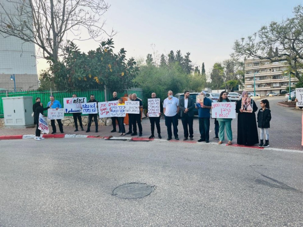 بالفيديو.. العشرات يتظاهرون في اللد للمطالبة بمحاسبة قتلة الشهيد حسونة