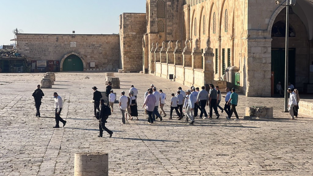 مئات المستوطنين يواصلون اقتحام المسجد الأقصى المبارك بحماية مشددة من قوات الاحتلال