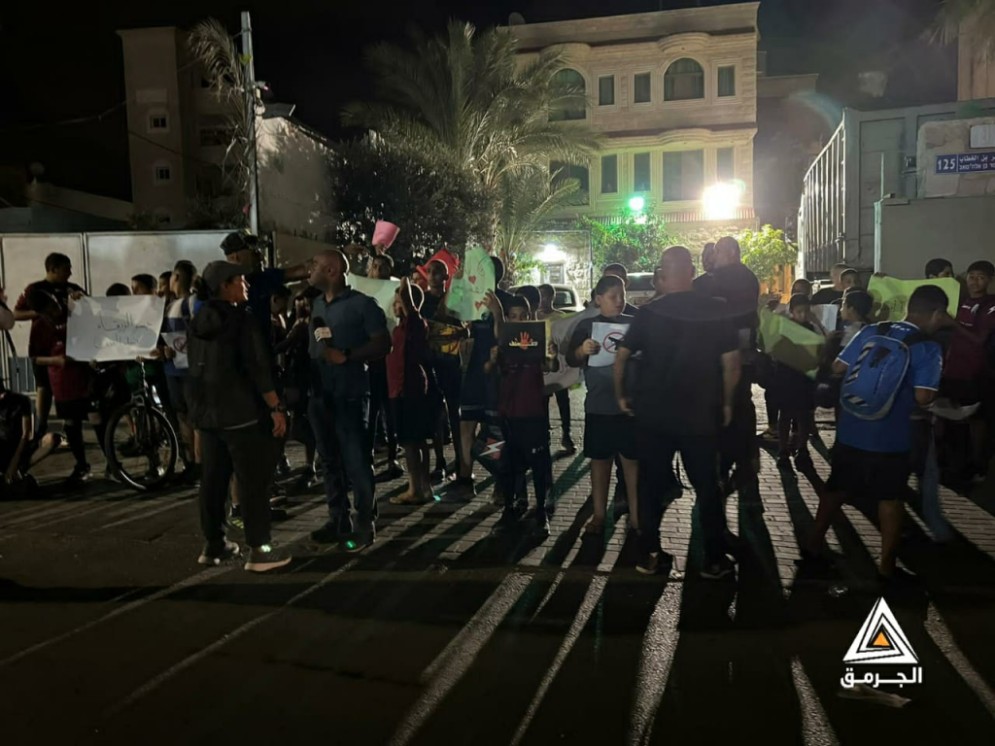 العشرات يشاركون في تظاهرة وخيمة اعتصام ضد العنف والجريمة بجسر الزرقاء