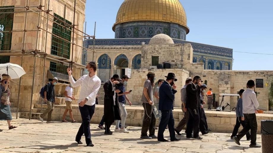 مستوطنون يقتحمون باحات المسجد الأقصى المبارك بحماية مشددة من قوات الاحتلال