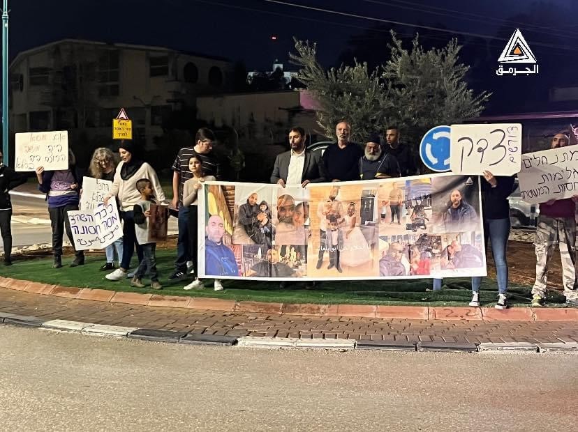 فلسطينيون يتظاهرون في اللد للمطالبة بمحاسبة قتلة الشهيد حسونة