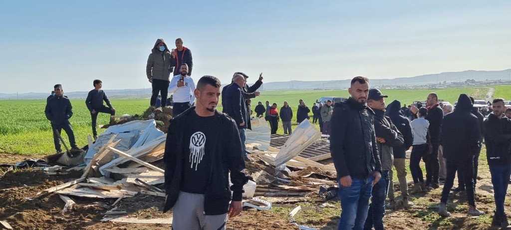 الأهالي يمنعون المستوطنين بالقوة من إكمال بناء مستوطنة بالنقب