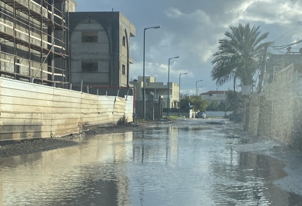 بالفيديو.. الأهالي في قلنسوة يعانون من بنية تحتية سيئة