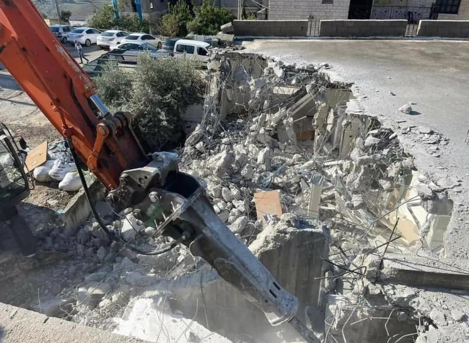 فلسطيني من طمرة يهدم منزله بيديه بقرارٍ من السلطات الإسرائيلية