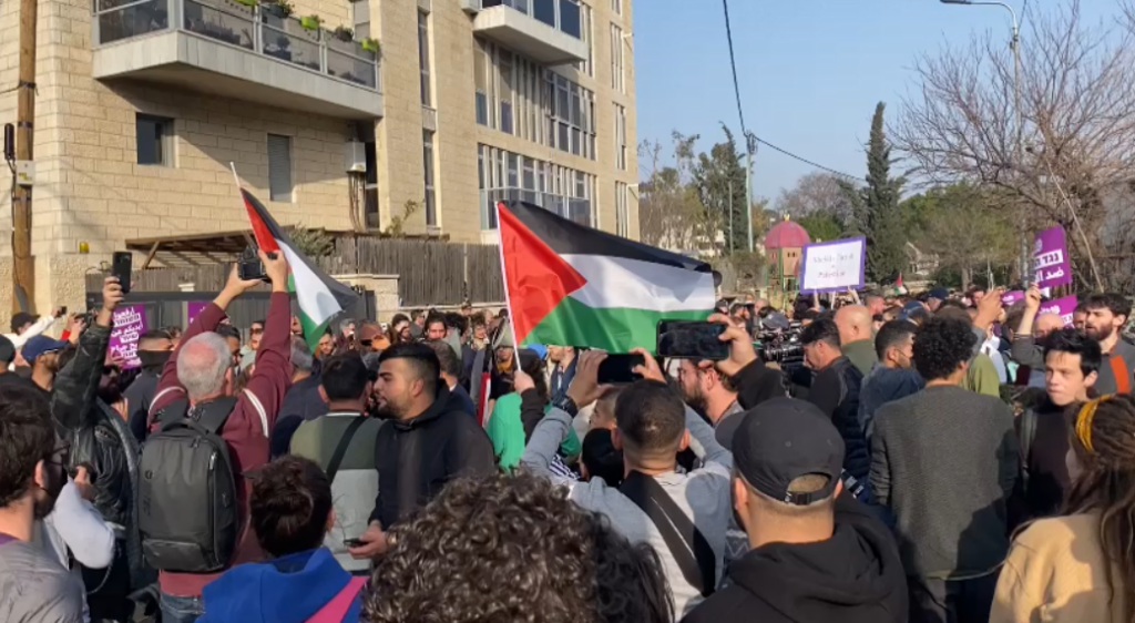 "سيدي أعطاني المفتاح وصاني ع الشيخ جراح"..بالفيديو| قوات الاحتلال تعتدي على المتظاهرين في القدس