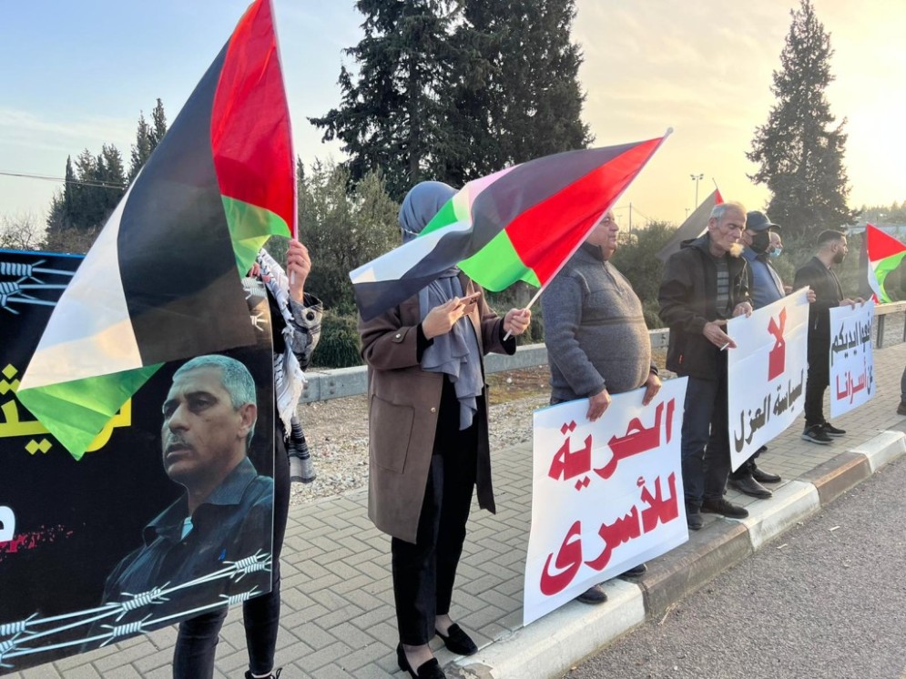إسنادًا للأسرى والشيخ جراح..فلسطينيون يتظاهرون أمام سجن مجدو