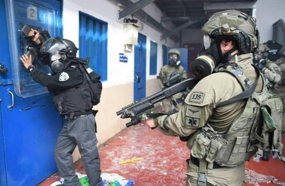 اندلاع مواجهات بين الأسرى والسجانين في سجن ريمون